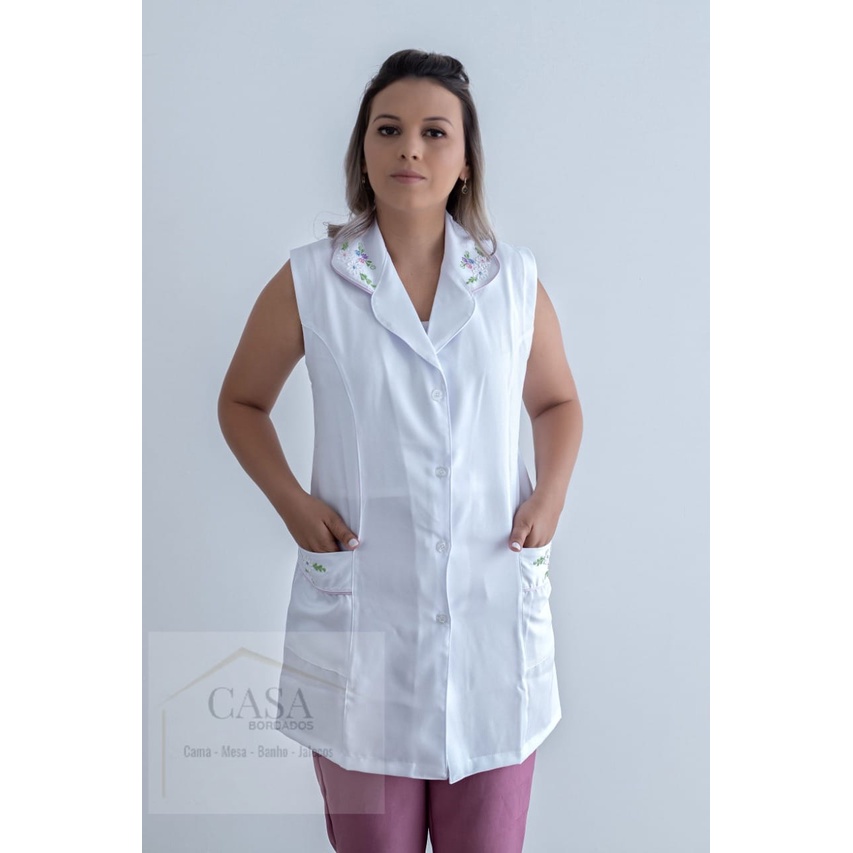 Jaleco Feminino Branco Bordado Tecido Microfibra ref : 03 – Nininha Jalecos – ÓTIMA QUALIDADE