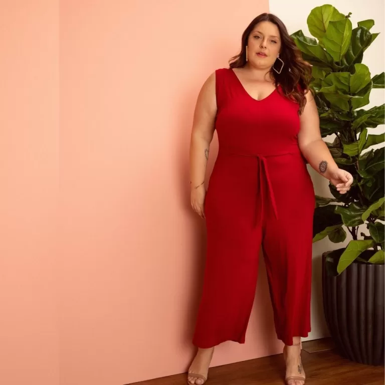 Macacão Pantacourt Decote V Plus Size Feminino De