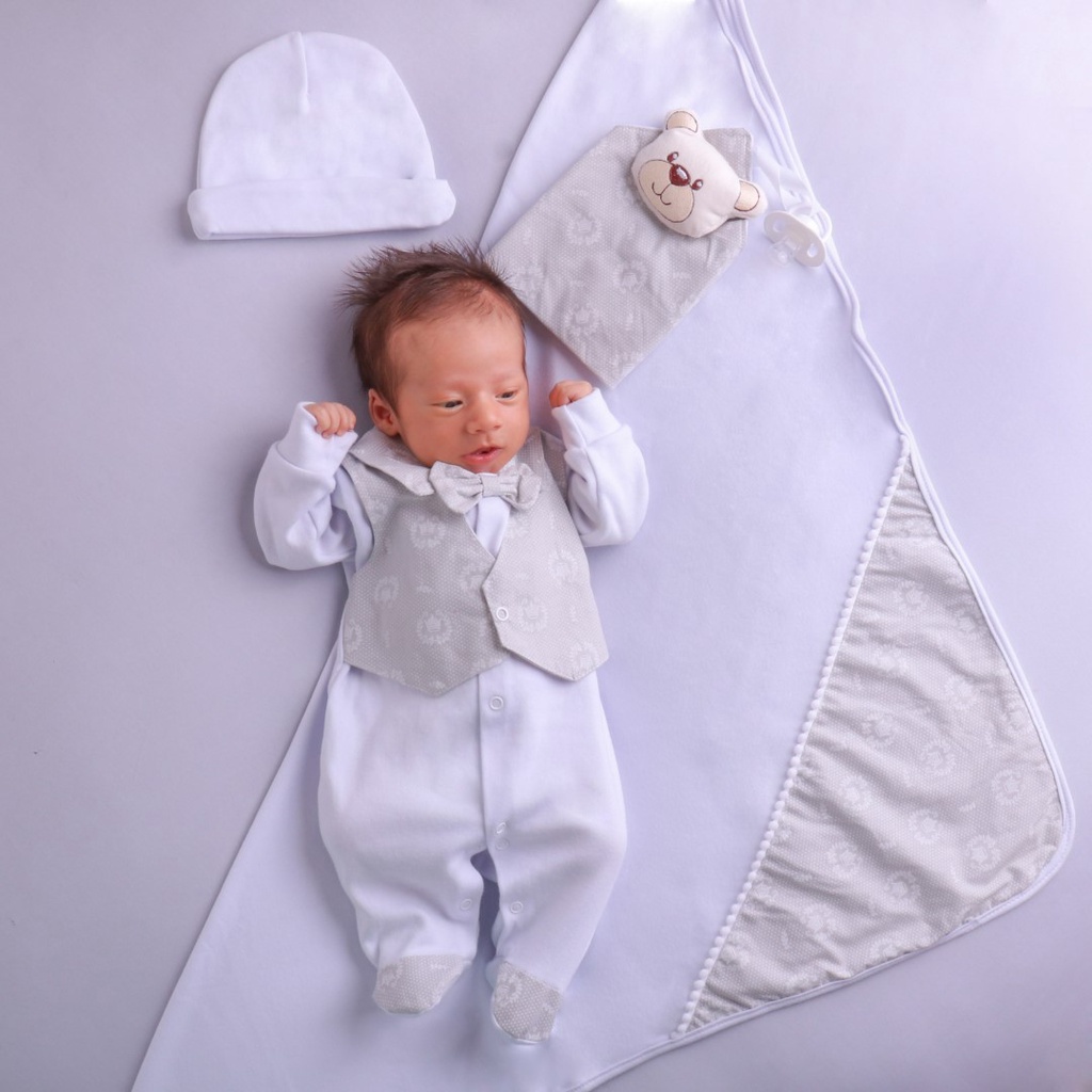 Saída Maternidade Bebê Menino Coletinho Cinza com Naninha 100% Algodão