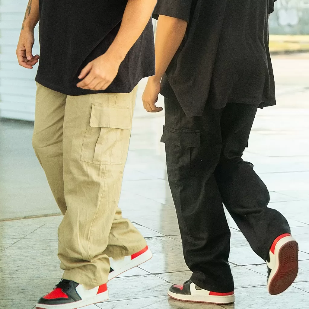 Calça Cargo Masculina Sarja Larga Streetwear Militar Tatico com Bolsos Laterais