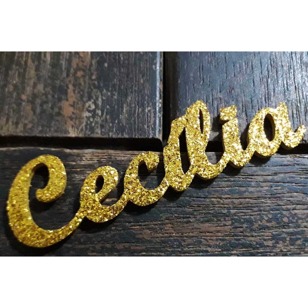 Nomes personalizado em  eva com Glitter. com 15 cm de largura x Altura na proporção para festas e de