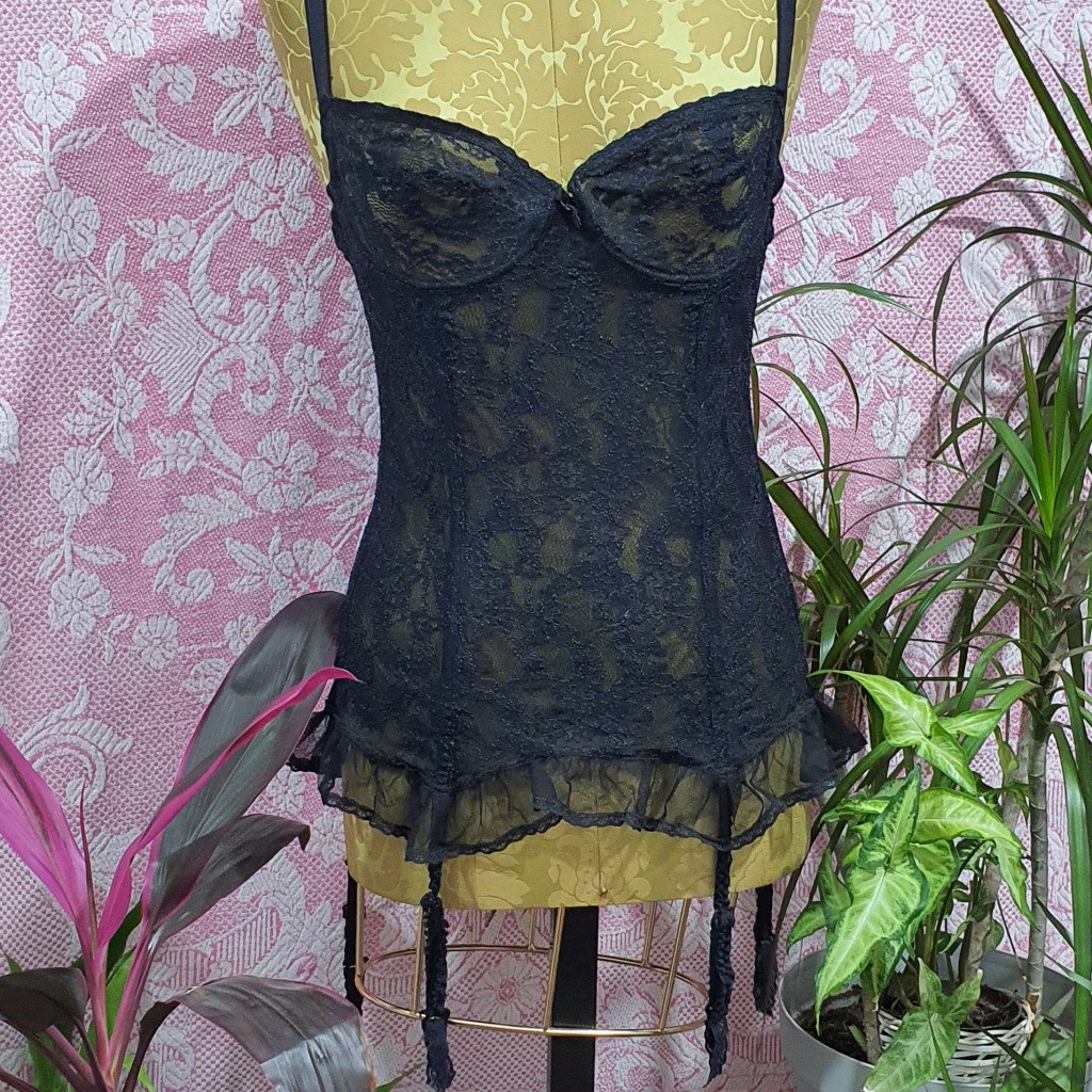 CORPETE RENDA PRETA COM CINTA LIGA