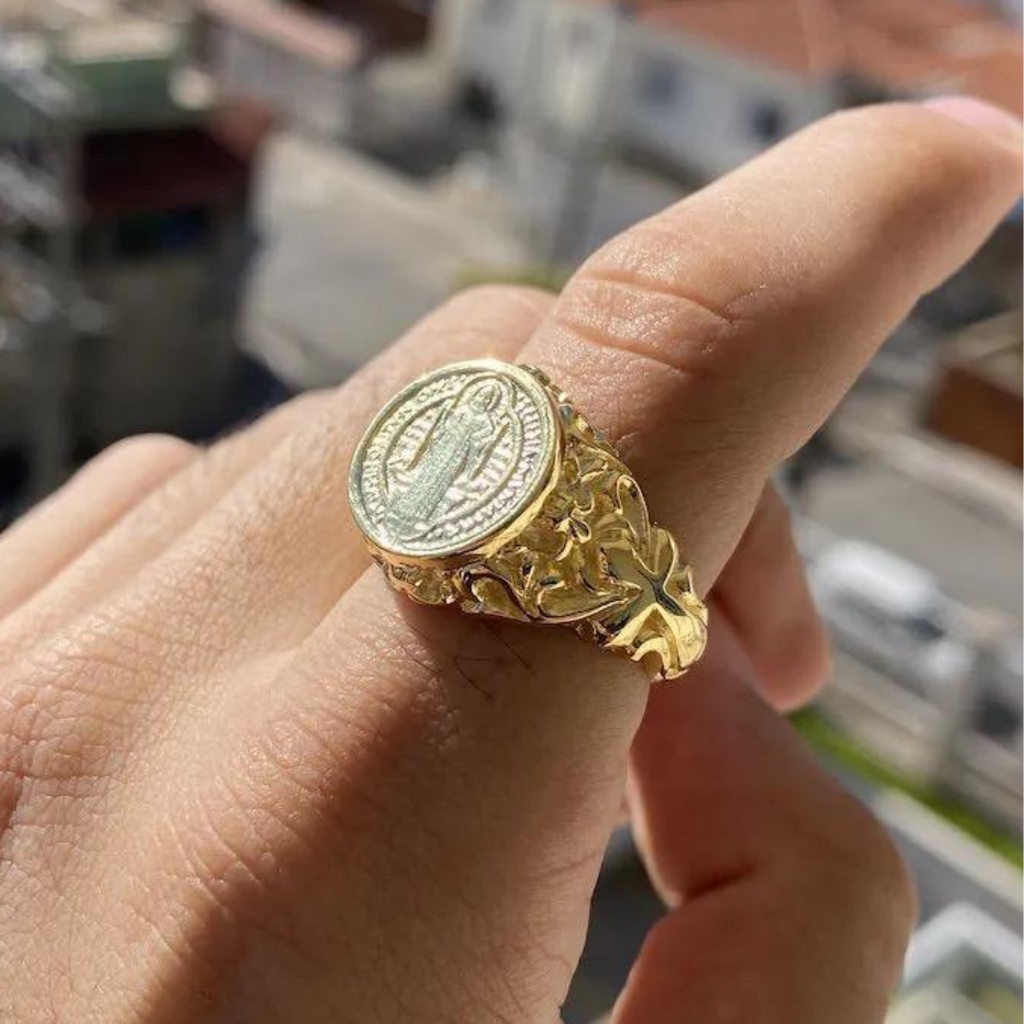 Anel Masculino De Ouro São Bento Com Cruz Lateral Banhado a Ouro 24k Anel São Bento Dedeira