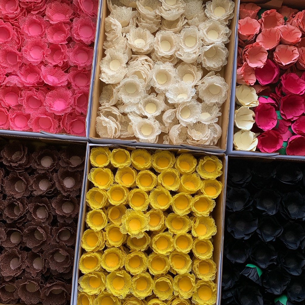 60 Forminhas Doces Finos Formato Flor Tela ou Papel Rosa Preto Bege Amarelo Marromn