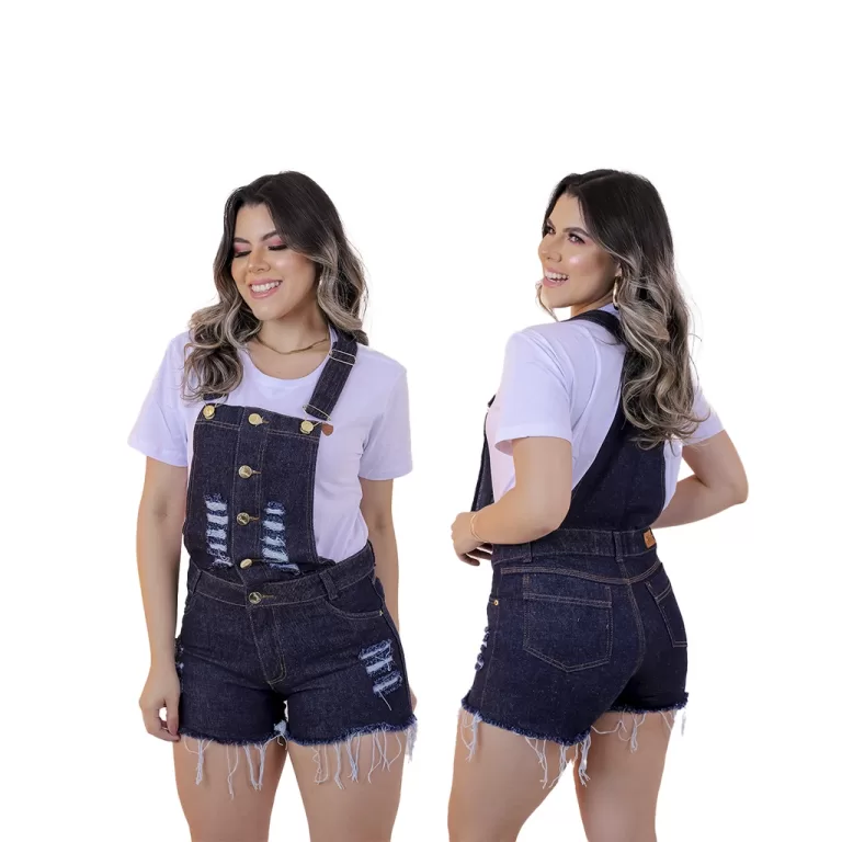 Jardineira jeans, perna desfiada.