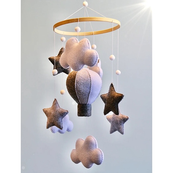 Móbile de berço balão e nuvens