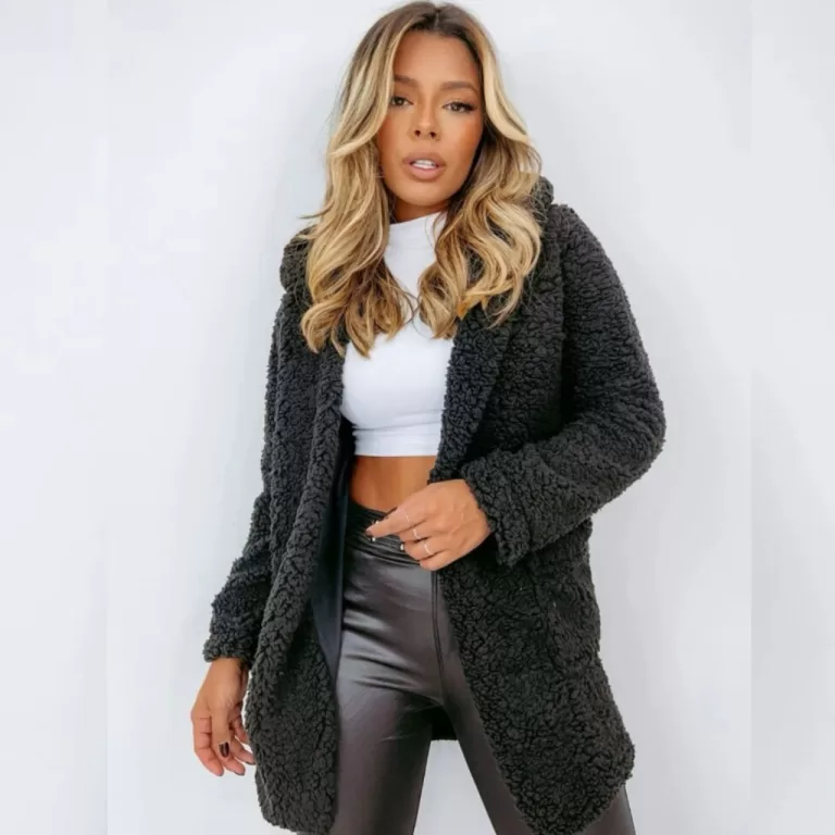 Casaco Sobretudo Teddy Com Capuz e Bolso Inverno J