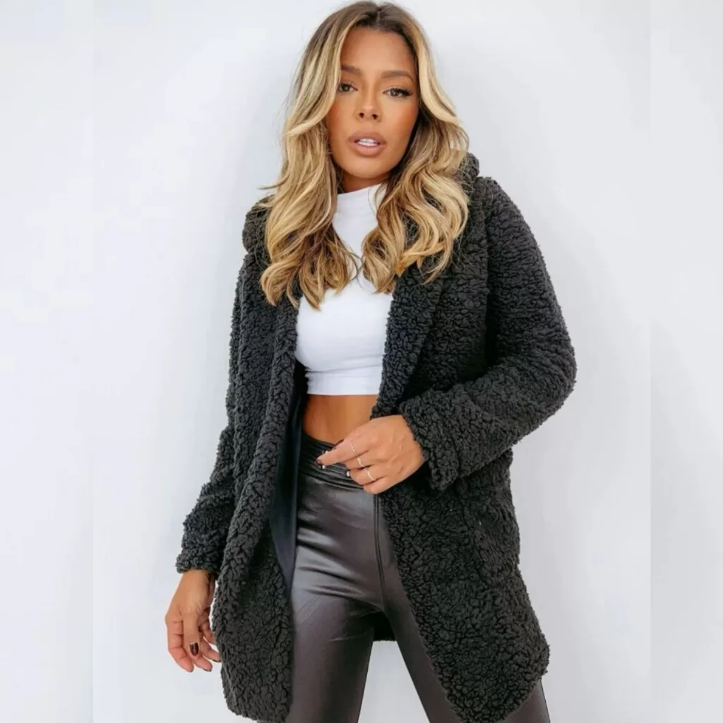 Casaco Sobretudo Teddy Com Capuz e Bolso Inverno Jaqueta Feminina Quentinha Manga Longa