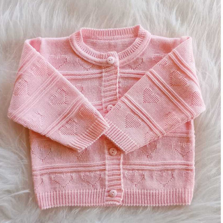 casaquinho bebe coração com botões menina trico