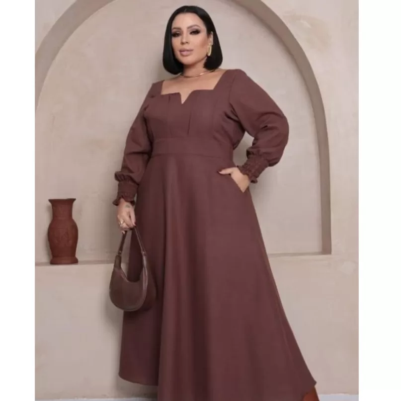Vestido Femenino Longo Elegante com Decote Quadrado Mangas Compridas e Bolsos  Elastes nas Costas