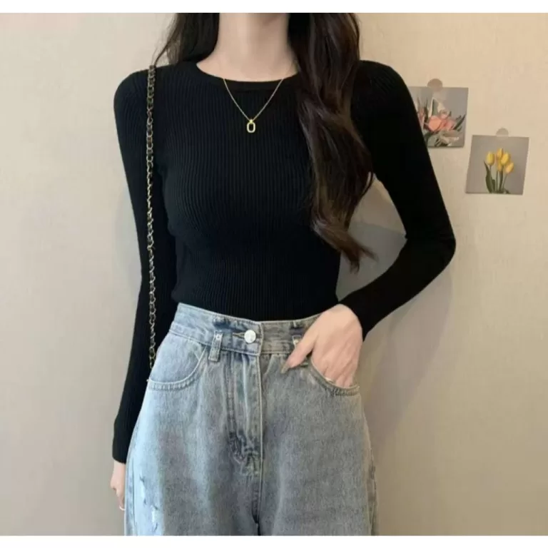 Camisa feminina fina e justa com decote em U, algo