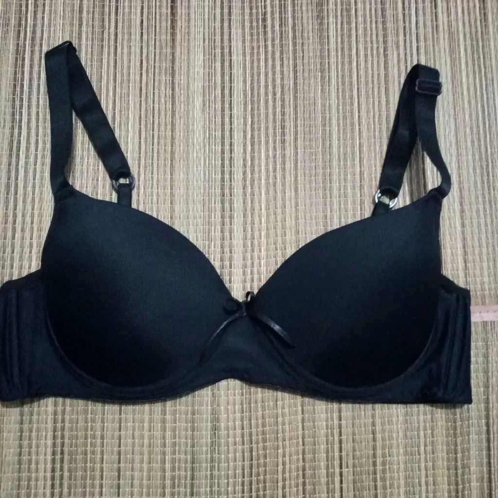 Sutiã Charme Detalhe com Bojo e aro de sustentação.