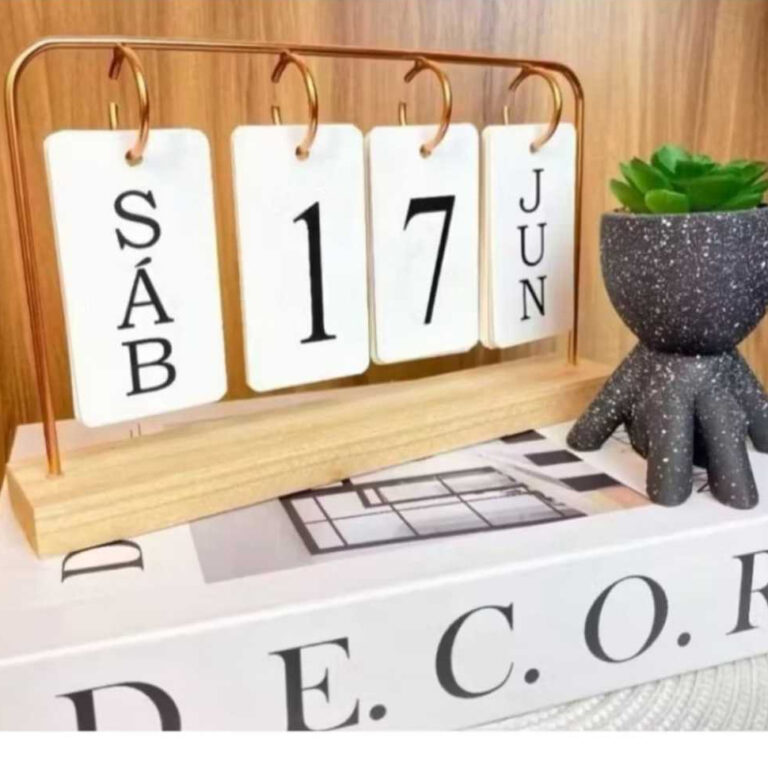Calendário de Mesa Decorativo com Plaquinhas Pret