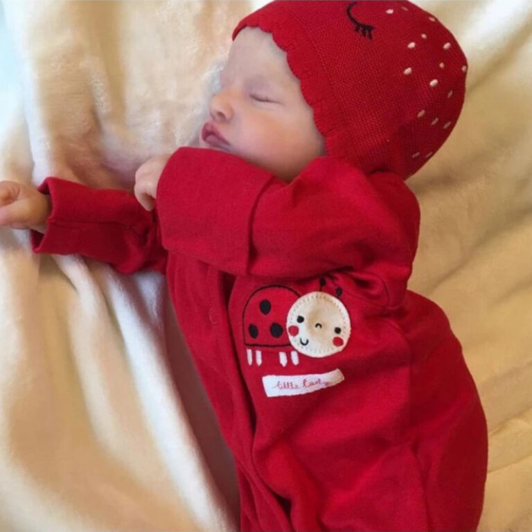 Bebê Reborn Boneca Realista Em Silicone Pode Dar 