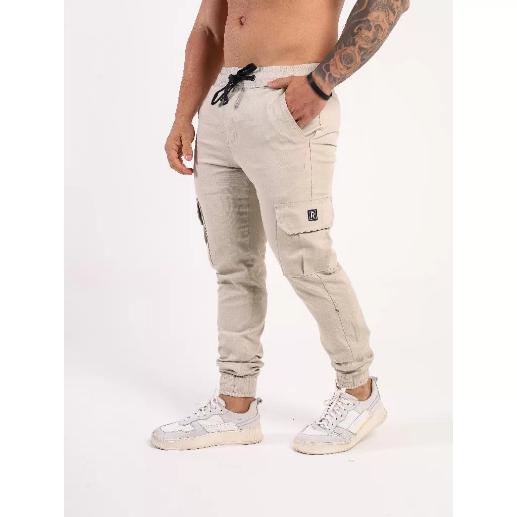 Calça Masculina Jogger Sarja Com Lycra, Cos De Elastico, Detalhe De Bolso Cargo Lateral, RVT DENIN.