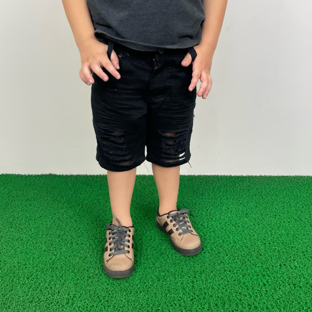 Bermuda infantil rasgada preta masculina da moda streetwear menino