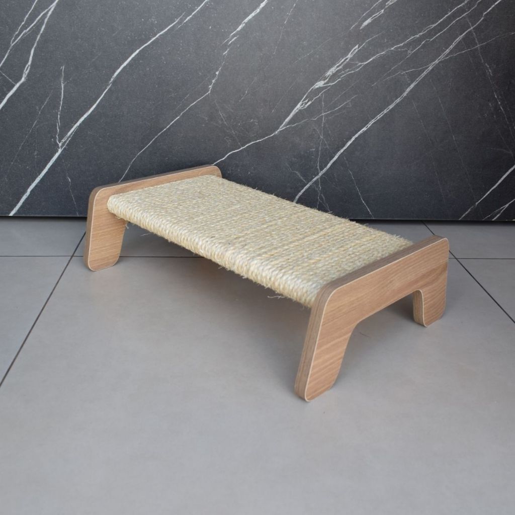 Arranhador Para Gato Piso Reto Corda Sisal em MDF – Amadeirado e Branco