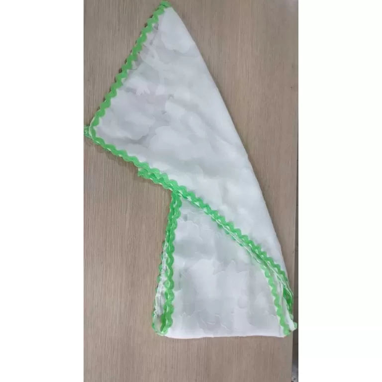 Pano da cabeça branco florido com renda verde