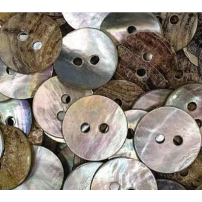 Botão produzido em matéria prima natural de madrepérola irisada. Furação: 2 furos Quantidade: 25 e