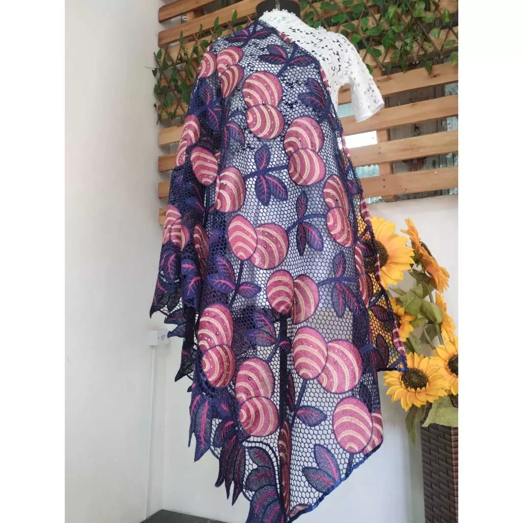 conjunto pano de costa + pano de cabeça floridos em renda azul e vermelha