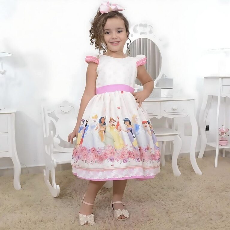 Vestido infantil tema das princesas com laço nas 
