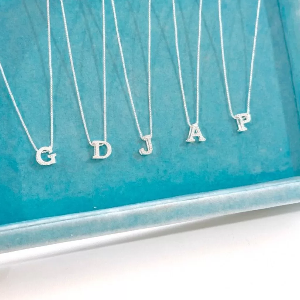 Colar inicial cravejada banhado à prata 925