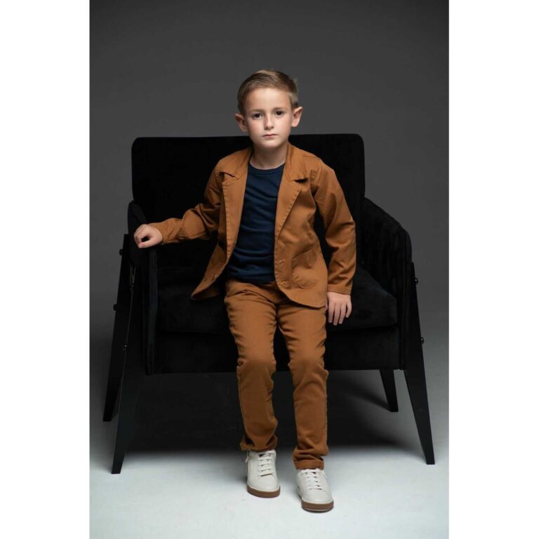 Calça Caramelo com Camiseta Azul Marinho e Blazer