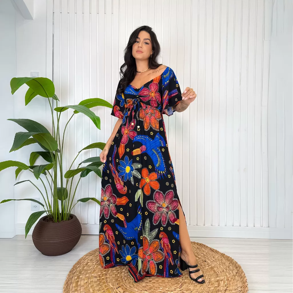 Vestido Longo Feminino com Fenda e Decote Estampas Tropicais