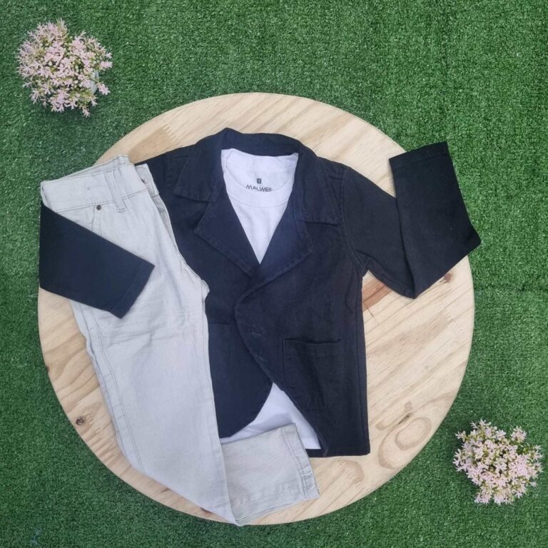 Calça Nude com Camiseta Branca e Blazer Preto Inf