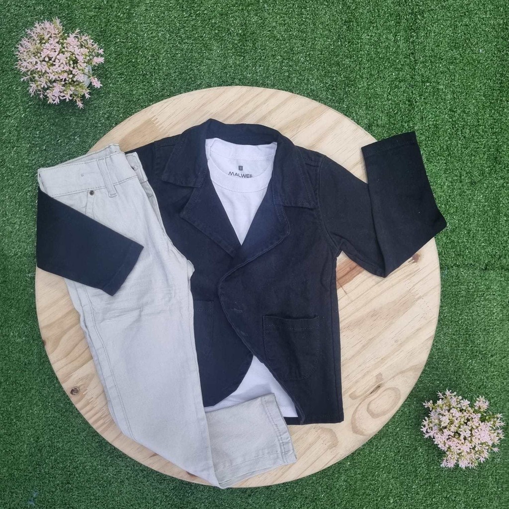 Calça Nude com Camiseta Branca e Blazer Preto Infantil