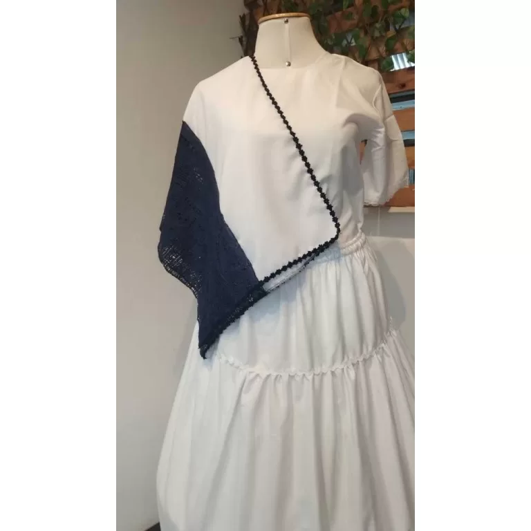 Pano da costa branco com renda azul GJ131