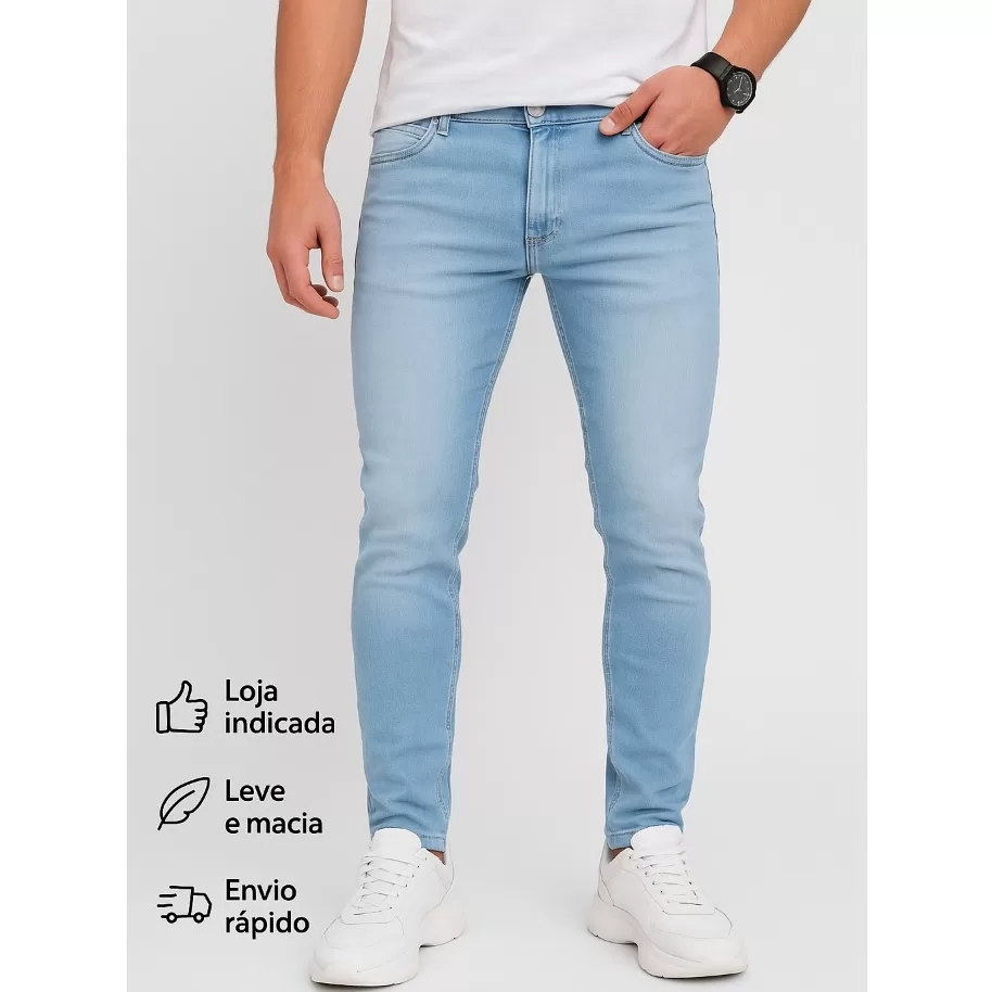 Calça jeans skinny masculina, em denim azul claro, modelo básico slim fit, calça de moda casual