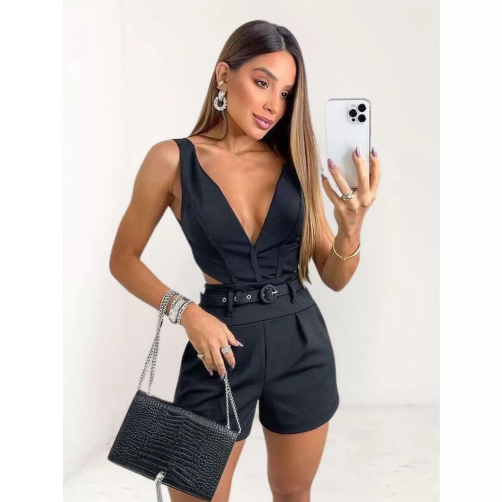 Macaquinho Feminino Montaria Bojo e Cinto com Decote V Estruturado