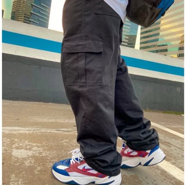 Calça Cargo Preta e Verde de Sarja estilo skate l