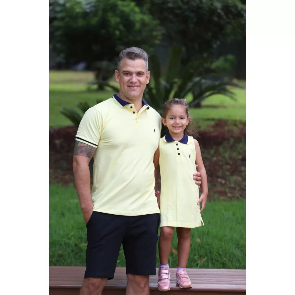 Kit polo pai e filha camisa e vestido amarelinho claro