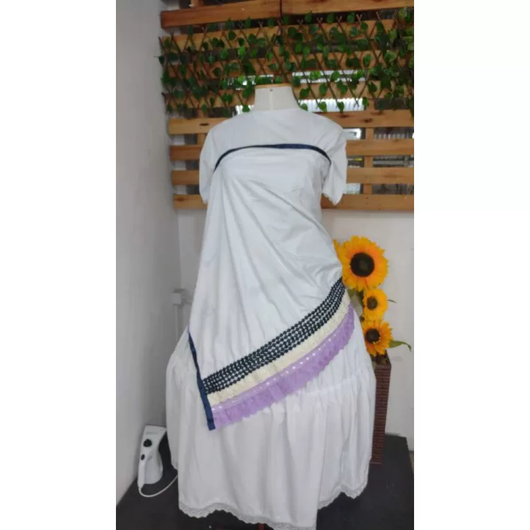 pano de costa branco com renda preta creme e roxo