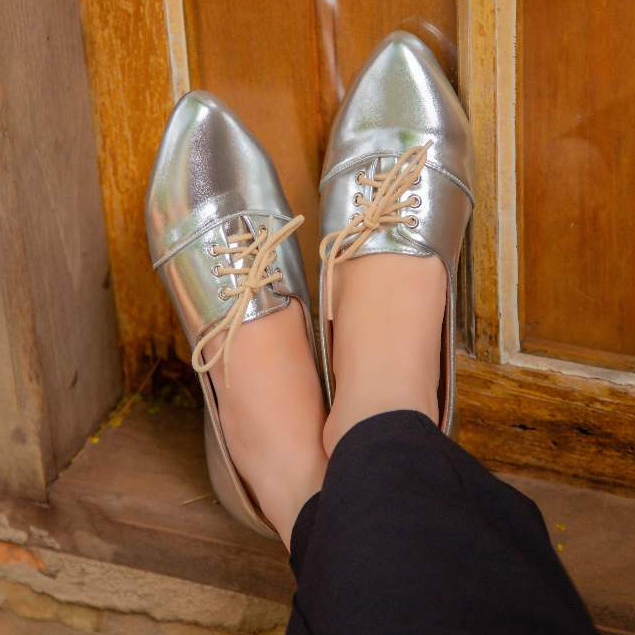 Sapatilha feminina Oxford com Cadarço Bico fino C