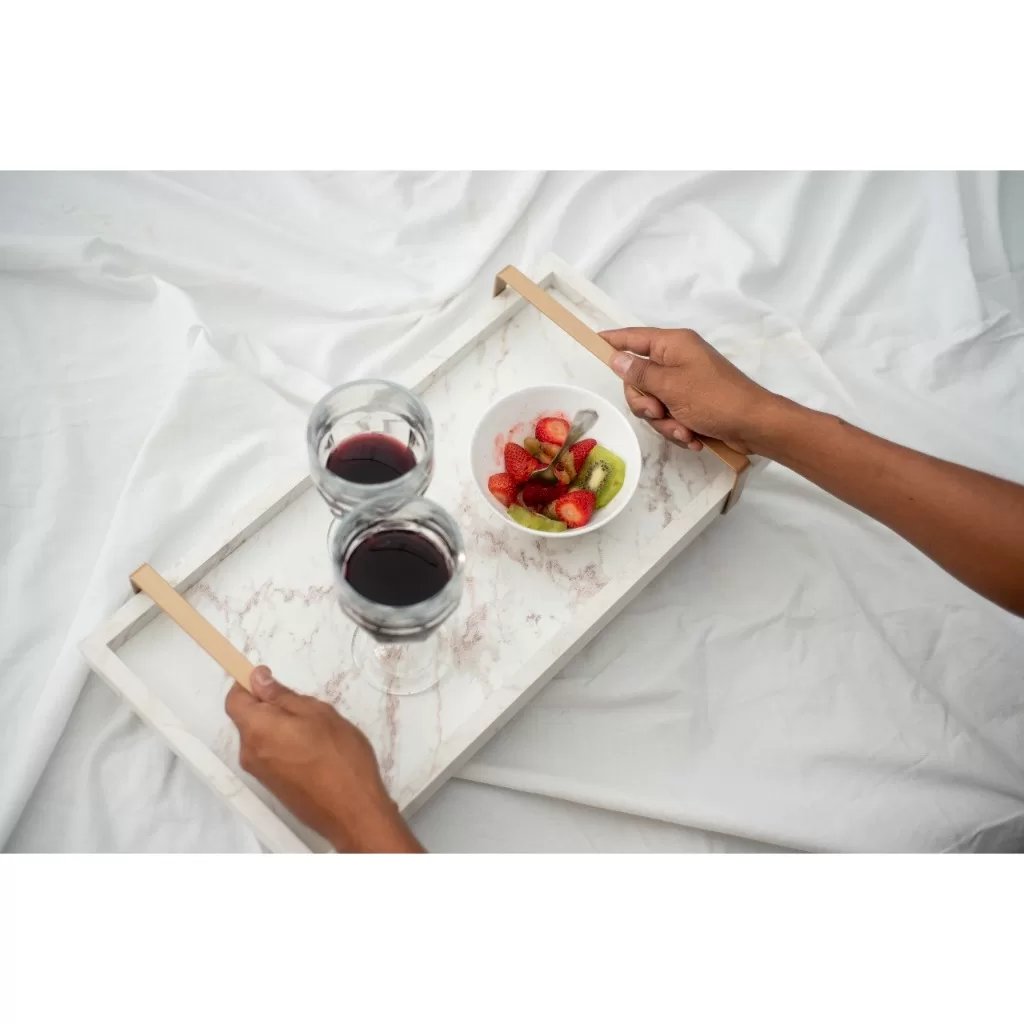 Bandeja Decorativa Para Servir Branco Gold Marmorizado Com Alça Dourada