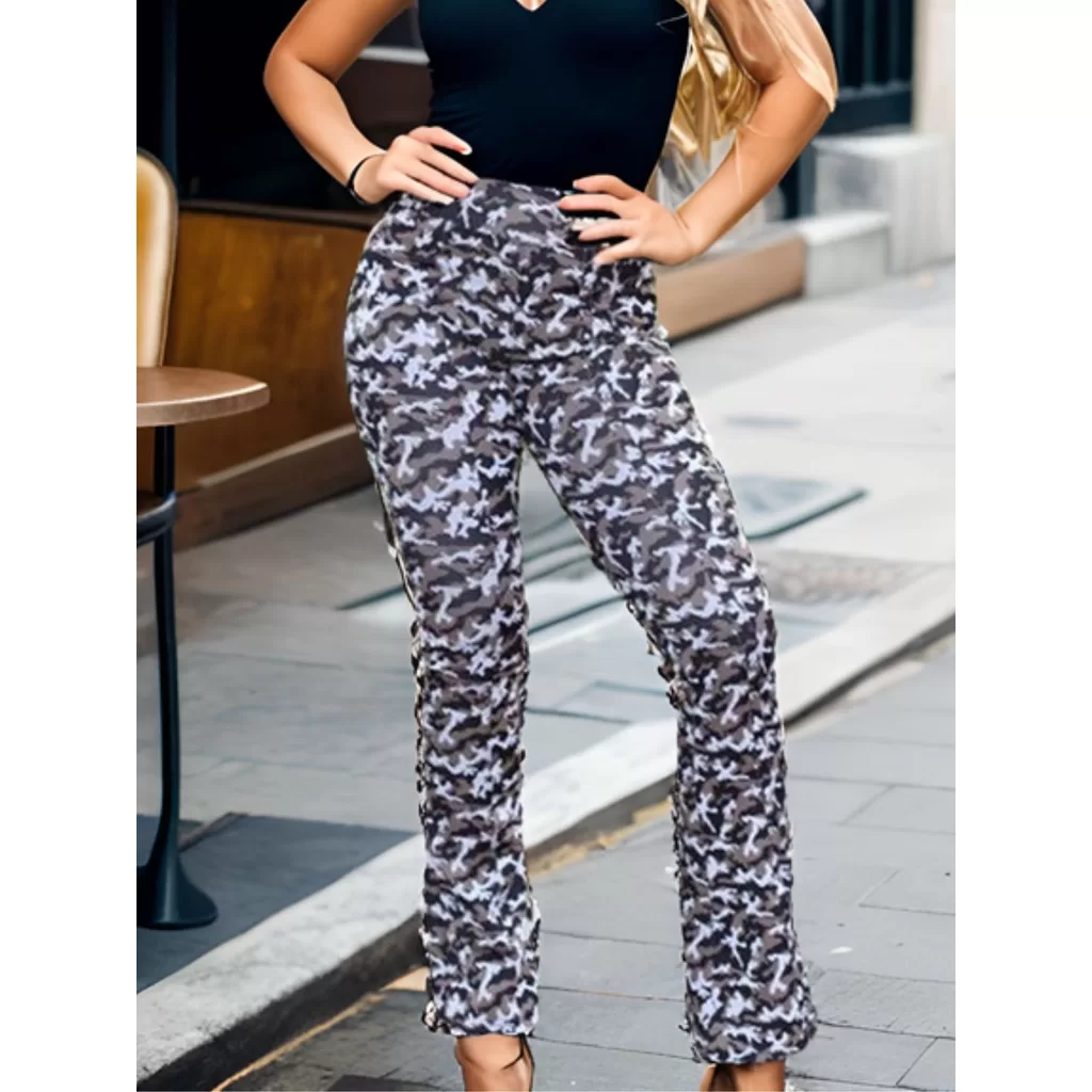 Calça Flare Feminina Cintura Alta Estampa Camuflada Modela