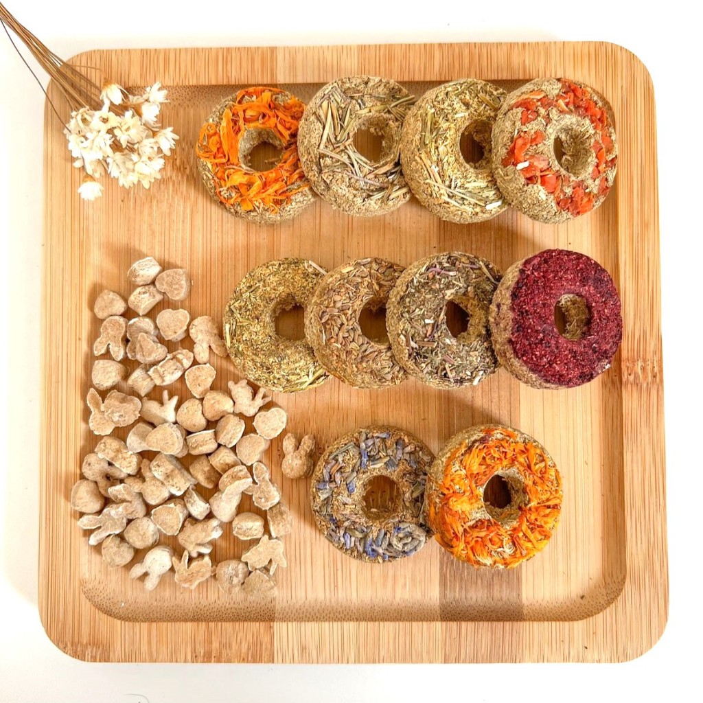 10 Rosquinhas de Feno – 100% Natural – Petisco para coelhos e roedores