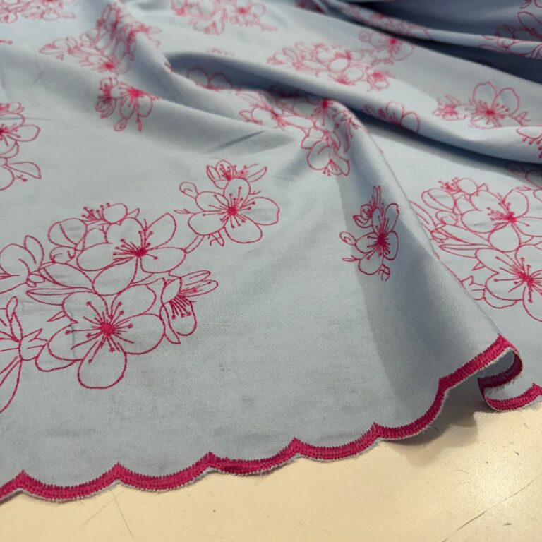 Tecido Denim Jeans Bordado Orquídeas Rosa 1,30m P