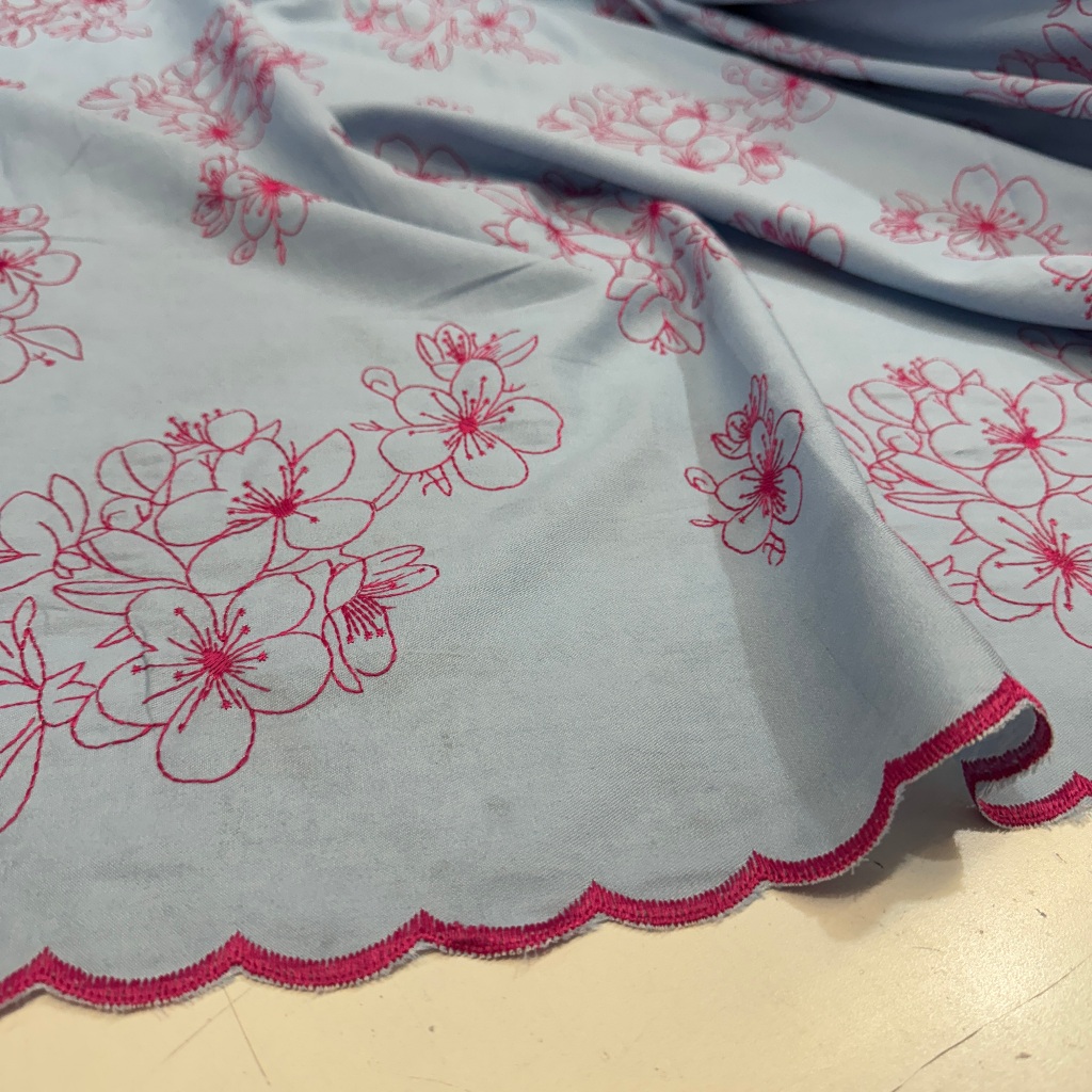 Tecido Denim Jeans Bordado Orquídeas Rosa 1,30m Para Vestidos Femininos
