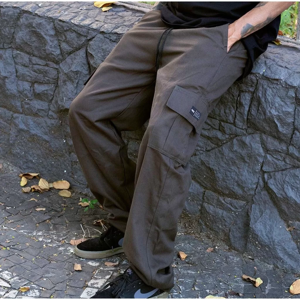 Calça Cargo Sarja Fire Apparel Marrom Reta Caimento Streetwear Modelo Largo Oversized