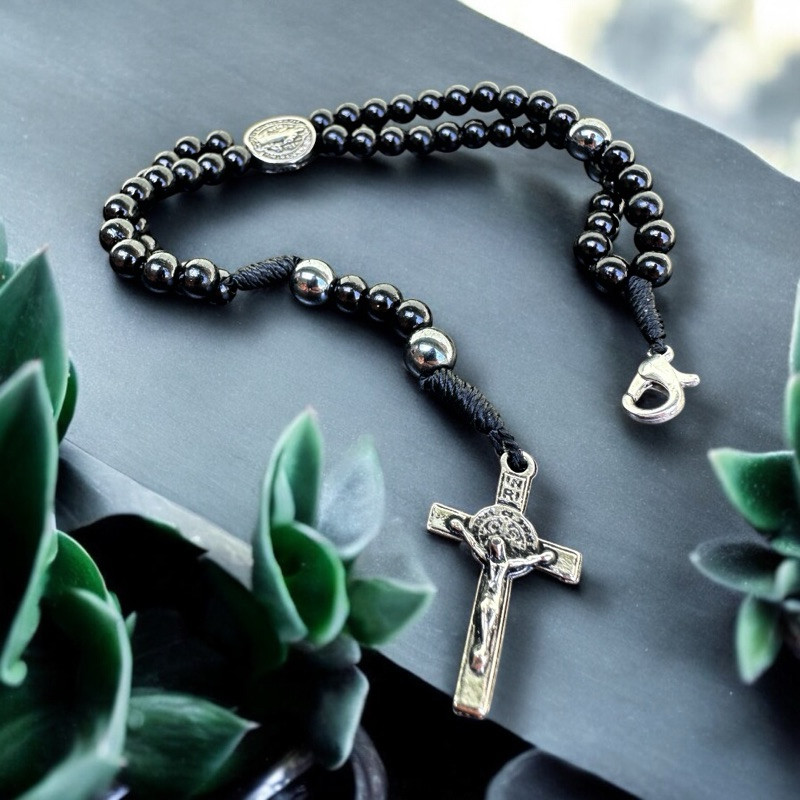 Terço de Pulso Medalha de São Bento ou Aparecida Pérola Preta e Branca