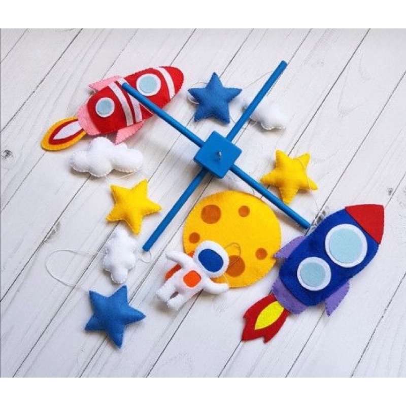 Móbile de berço astronauta com foguetes