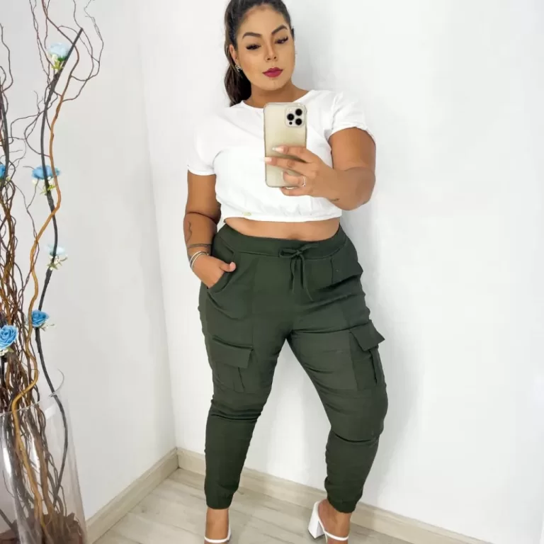 Calça Feminina Plus Size Bengaline Cargo com Bols