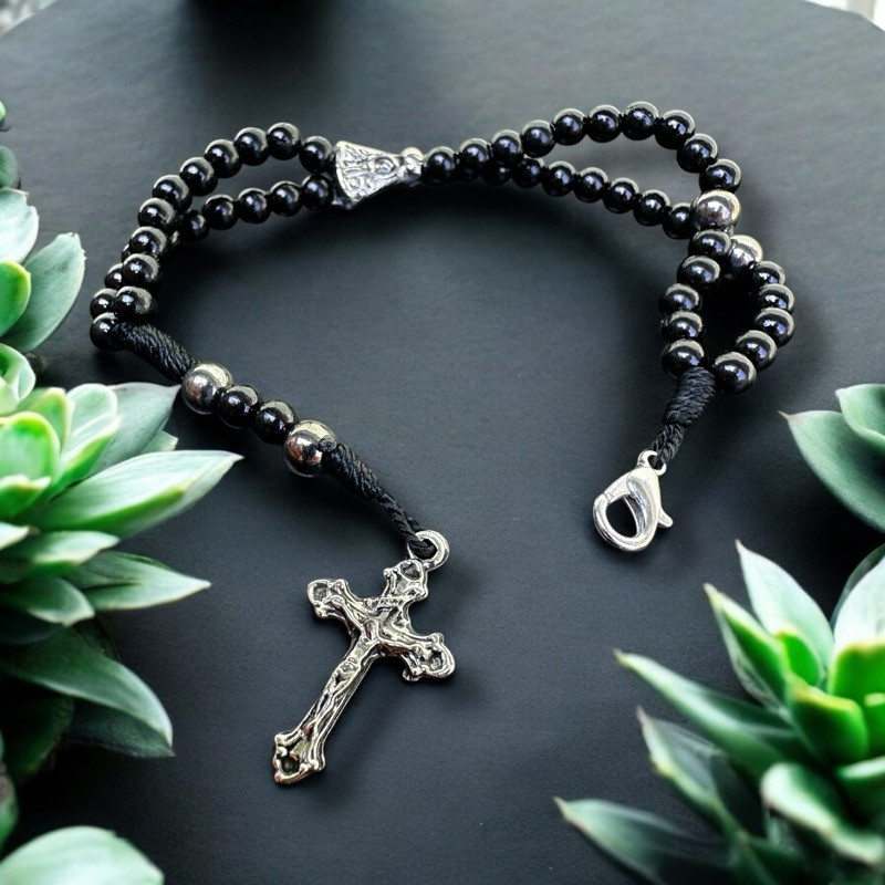 Terço De Pulso Nossa Senhora Aparecida e São Bento Pérola Preta e Branca Terço Pulseira Com Fecho