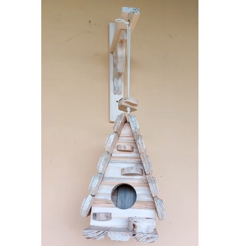Kit Chalé e Suporte com comedouro feito de madeir