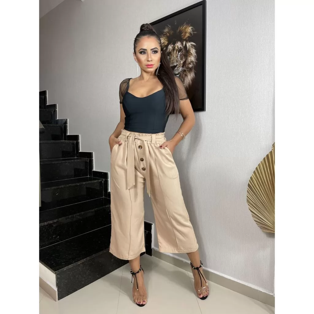 Calça Pantacourt feminina com cós e botão
