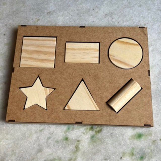 Tabuleiro infantil de formas geométricas
